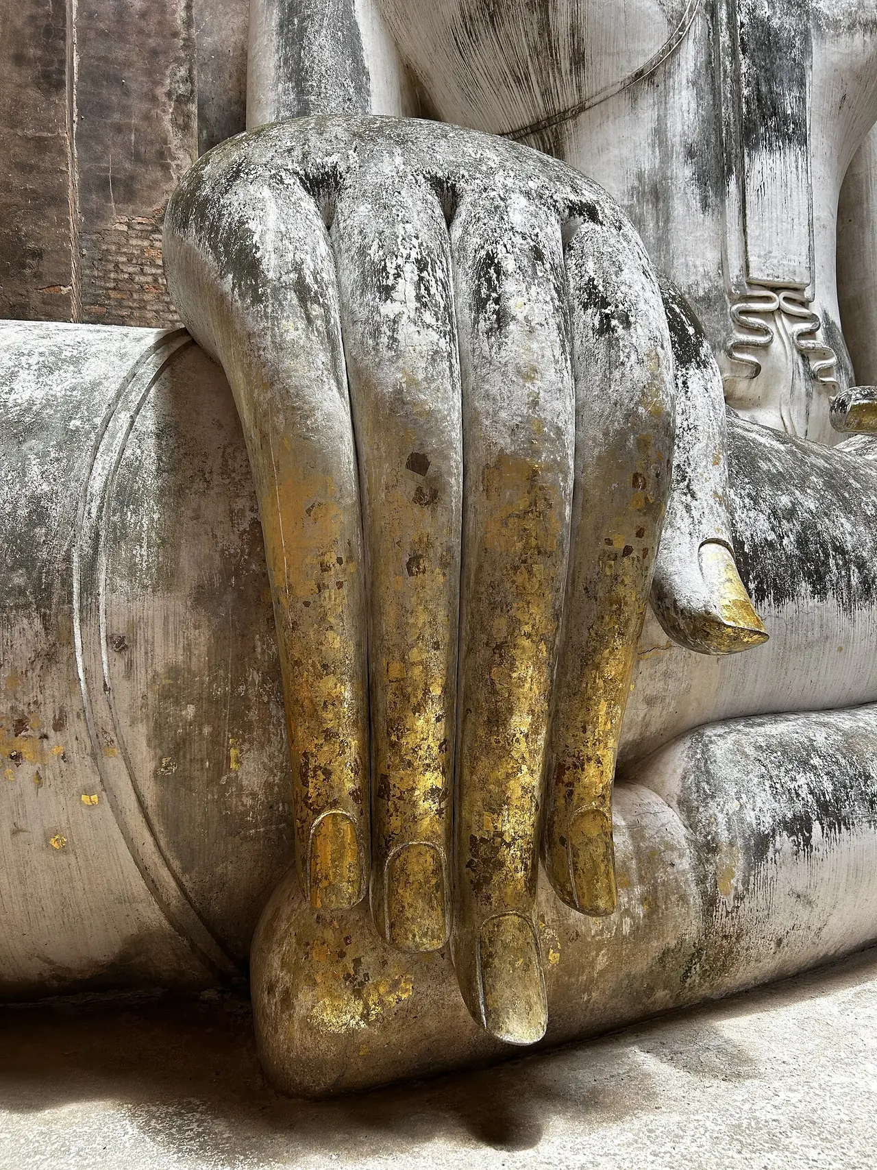 พระหัตถ์ของพระอจนะที่วัดศรีชุม ภาพถ่ายจาก Wikimedia Commons (CC BY-SA 4.0)
