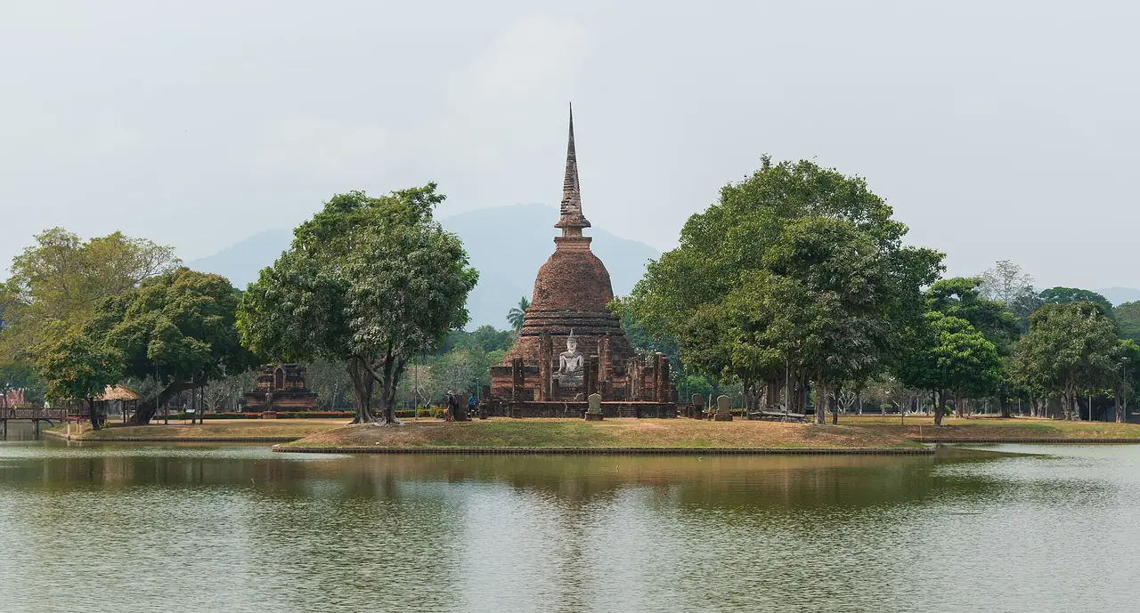วัดสระศรีมองข้ามสระบัว สุโขทัย ภาพถ่ายจาก Wikimedia Commons (CC BY-SA 4.0)