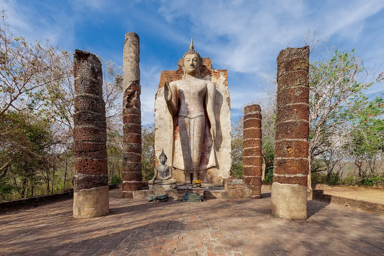 ทางเดินขึ้นวัดสะพานหิน เขตอรัญญิก สุโขทัย ภาพถ่ายจาก Wikimedia Commons