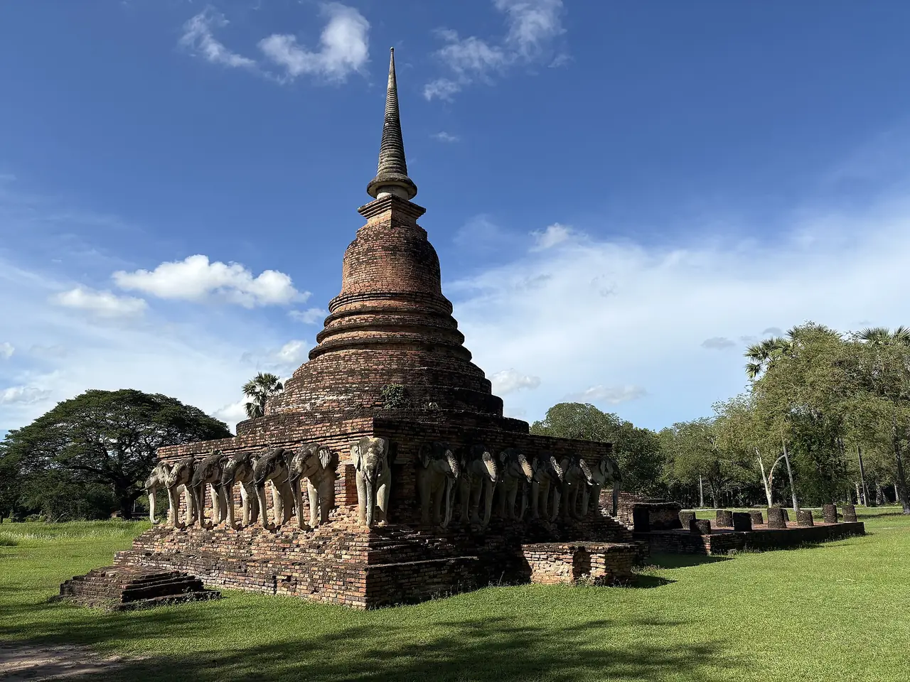 ช้างปูนปั้นครึ่งตัวรอบเจดีย์วัดสรศักดิ์ สุโขทัย ภาพถ่ายจาก Wikimedia Commons