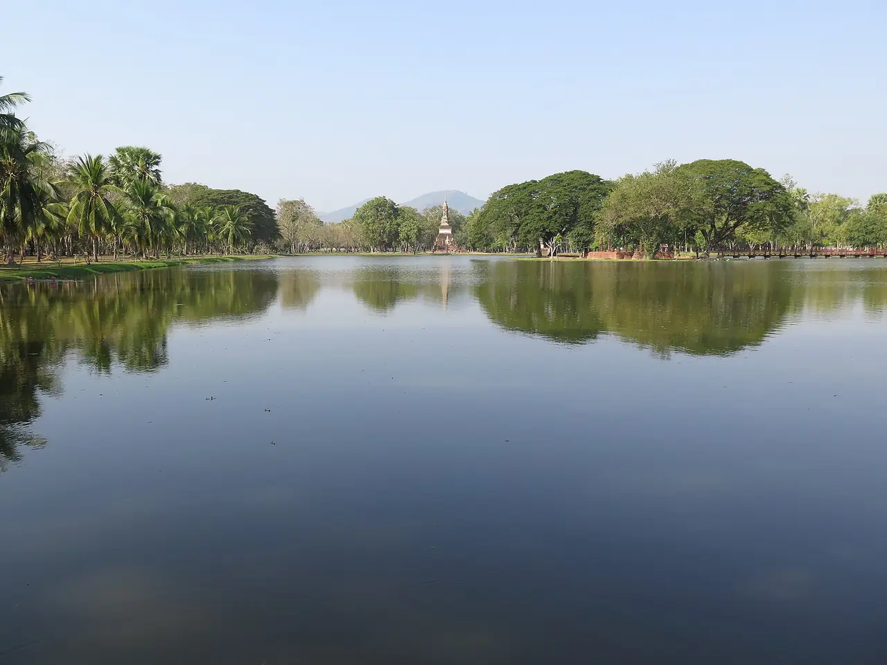 วัดตระพังเงินบนเกาะกลางสระ สุโขทัย ภาพถ่ายจาก Wikimedia Commons