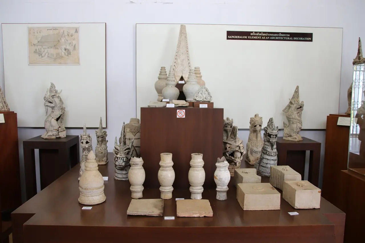 เครื่องประดับสถาปัตยกรรมสังคโลกในพิพิธภัณฑสถานแห่งชาติ รามคำแหง ภาพถ่ายจาก Wikimedia Commons (Gary Todd สาธารณสมบัติ)