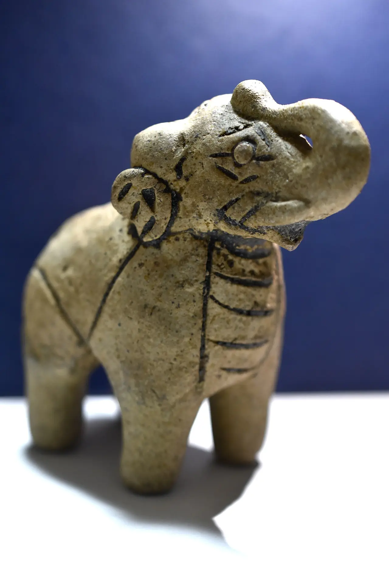 ช้างสังคโลก อายุราวพุทธศตวรรษที่ 19-21 ในคอลเลกชันส่วนตัว ภาพถ่ายจาก Wikimedia Commons (CC BY-SA 4.0) เป็นภาพประกอบเรื่องสังคโลก ไม่ใช่ของจัดแสดงที่ใดที่หน้านี้พูดถึง