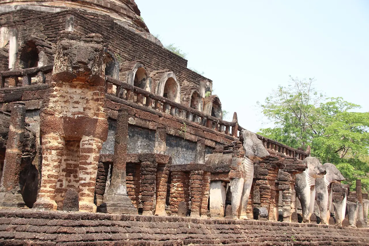 ช้างปูนปั้นรอบฐานเจดีย์ประธานวัดช้างล้อม ภาพถ่ายจาก Wikimedia Commons (Gary Todd สาธารณสมบัติ)