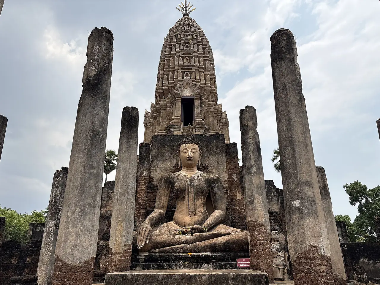 ปรางค์วัดพระศรีรัตนมหาธาตุ เชลียง ภาพถ่ายจาก Wikimedia Commons (CC BY 4.0)
