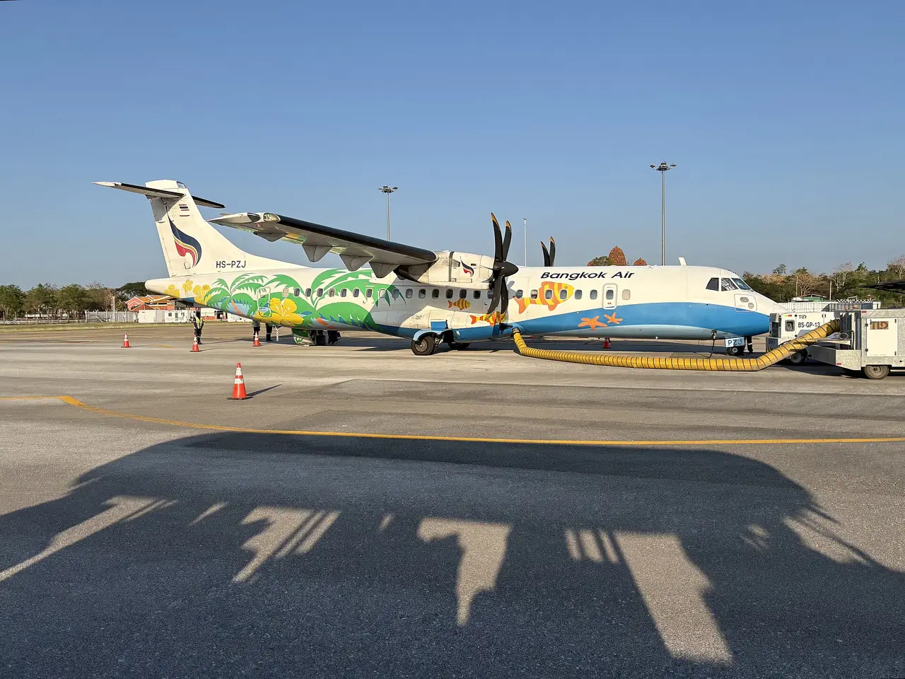 เครื่องบิน ATR 72-600 ของ Bangkok Airways ที่ท่าอากาศยานสุโขทัย ภาพถ่ายปี 2569 จาก Wikimedia Commons (CC BY 4.0)