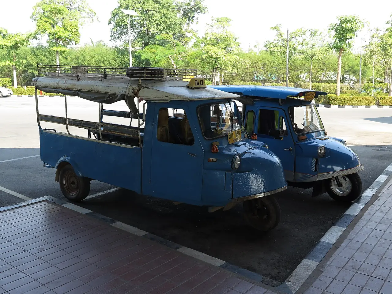 สามล้อรอรับผู้โดยสารที่สถานีขนส่งสุโขทัย ภาพถ่ายจาก Wikimedia Commons (CC BY 4.0)