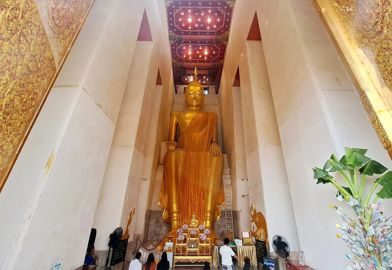 Luang Pho To, the standing Buddha inside the wihan of Wat Pa Lelai Worawihan