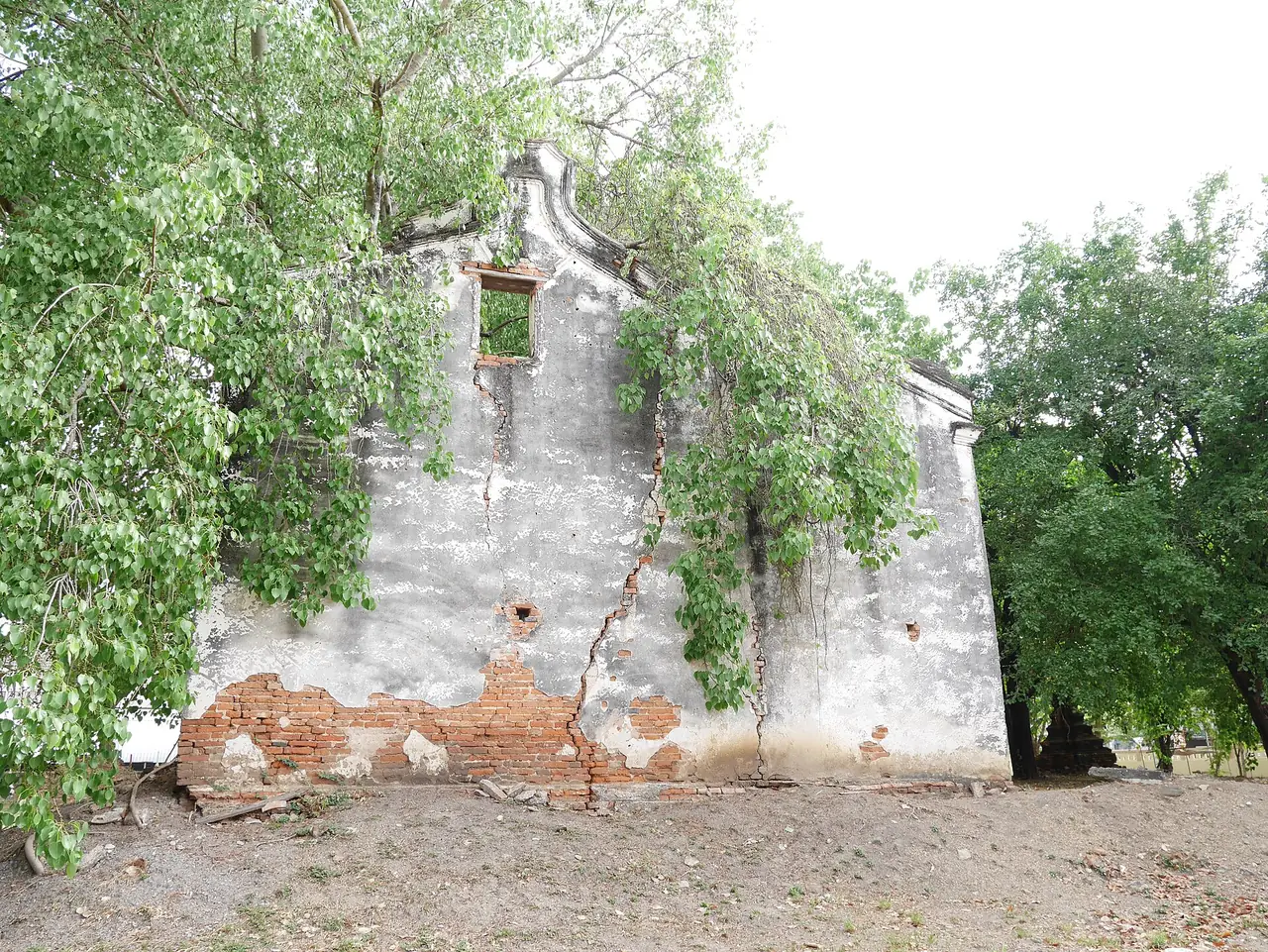 Old brick walls at Wat Phra Rup in Suphan Buri town, from Commons