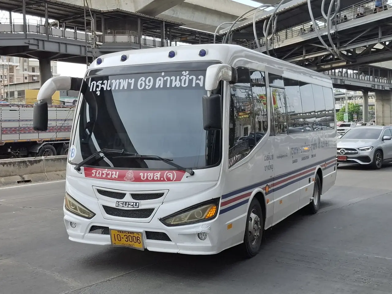 รถสาย กรุงเทพฯ-ด่านช้าง ในจังหวัดนนทบุรี ภาพของ Patiparn.Nice2002bkk จาก Wikimedia Commons ใบอนุญาต CC0