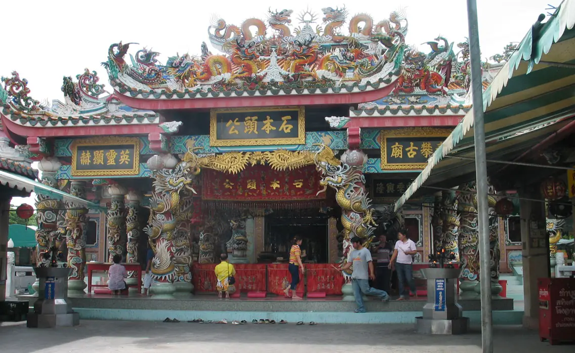 ศาลหลักเมืองสุพรรณบุรีในศาลเจ้าแบบจีน ภาพของ Heinrich Damm จาก Wikimedia Commons ใบอนุญาต CC BY 2.0