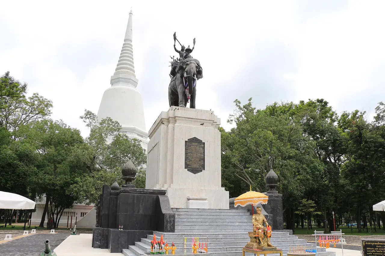พระบรมราชานุสรณ์ดอนเจดีย์ อำเภอดอนเจดีย์ ภาพของ คีโต (Kittipong Nasaiya) จาก Wikimedia Commons ใบอนุญาต CC BY-SA 4.0