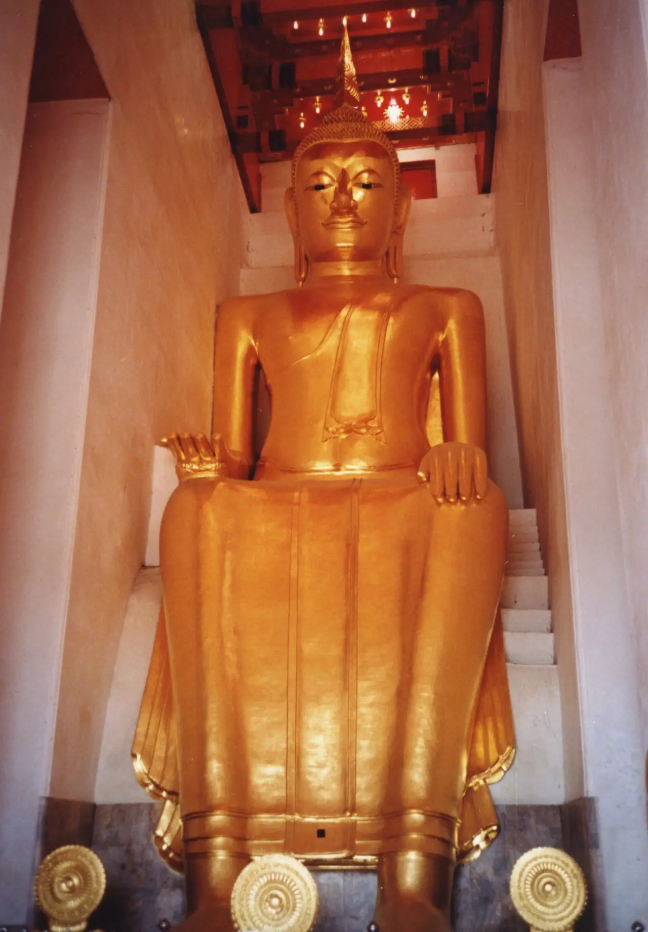หลวงพ่อโต พระประธานปางป่าเลไลยก์ในพระวิหารวัดป่าเลไลยก์วรวิหาร ภาพของ Ahoerstemeier จาก Wikimedia Commons ใบอนุญาต CC BY-SA 3.0
