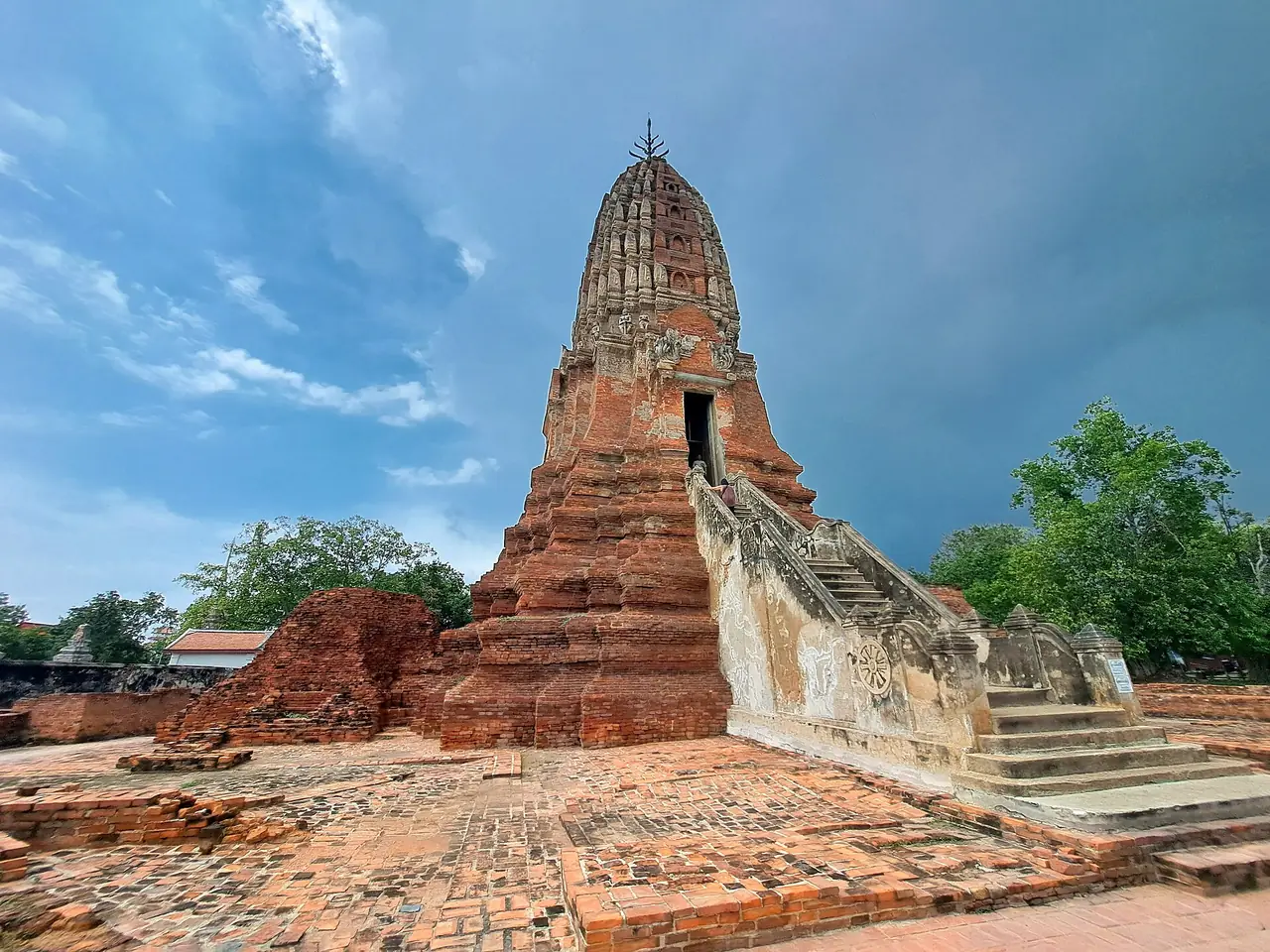 วัดพระศรีรัตนมหาธาตุ สุพรรณบุรี ภาพของ Kriengsak Jirasirirojanakorn จาก Wikimedia Commons ใบอนุญาต CC BY-SA 4.0