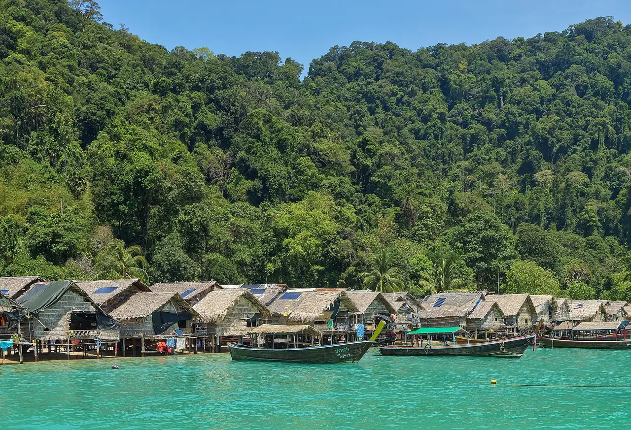 หมู่บ้านมอแกนบนเกาะสุรินทร์ บ้านยกใต้ถุนและเรือไม้