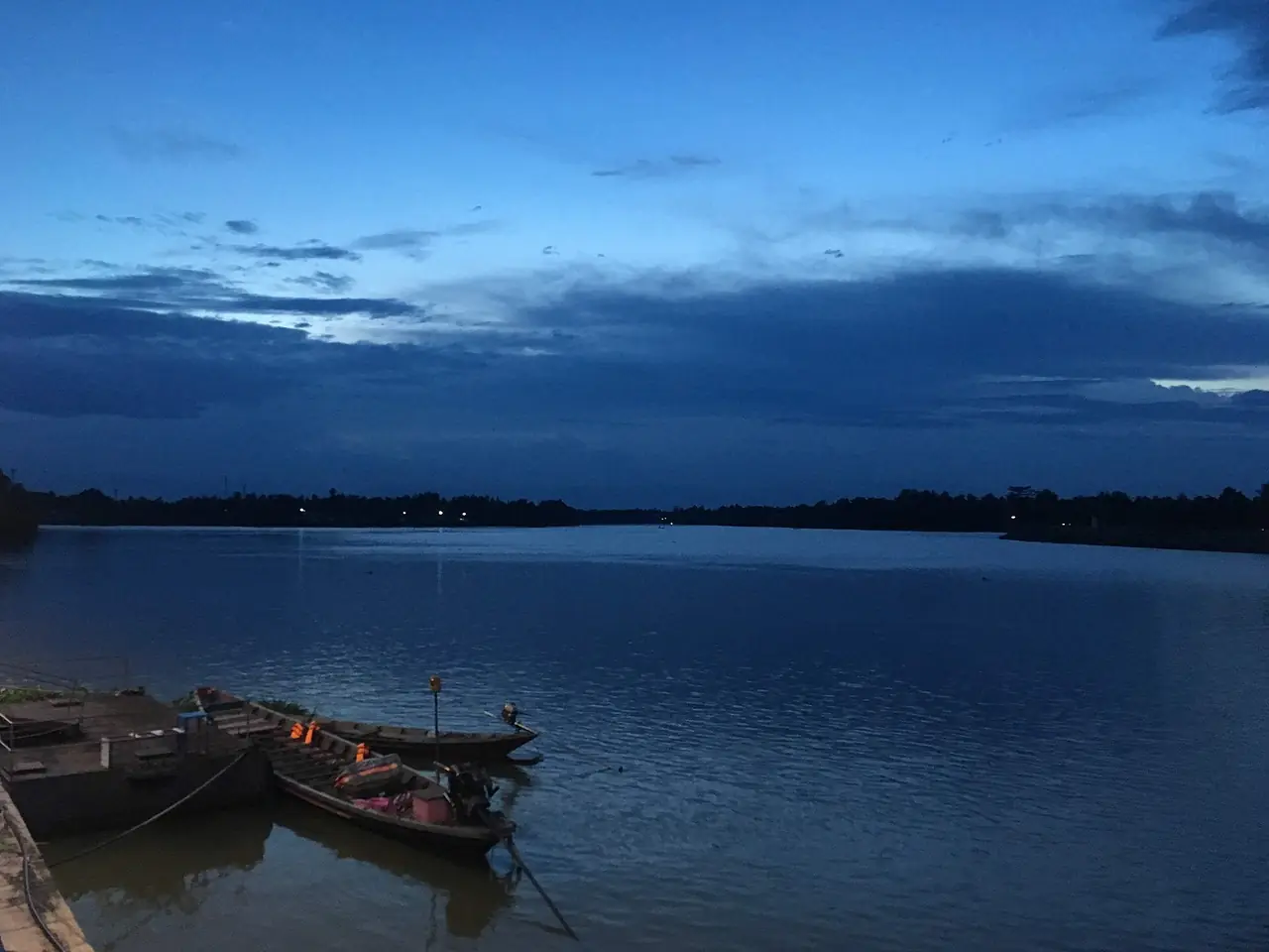 แม่น้ำตาปีในตัวเมืองสุราษฎร์ธานี ท่าตาปีของลมพระยาอยู่ในอำเภอเมือง ภาพของ Christophe95 จาก Wikimedia Commons ไม่ได้แสดงตัวท่าเรือ