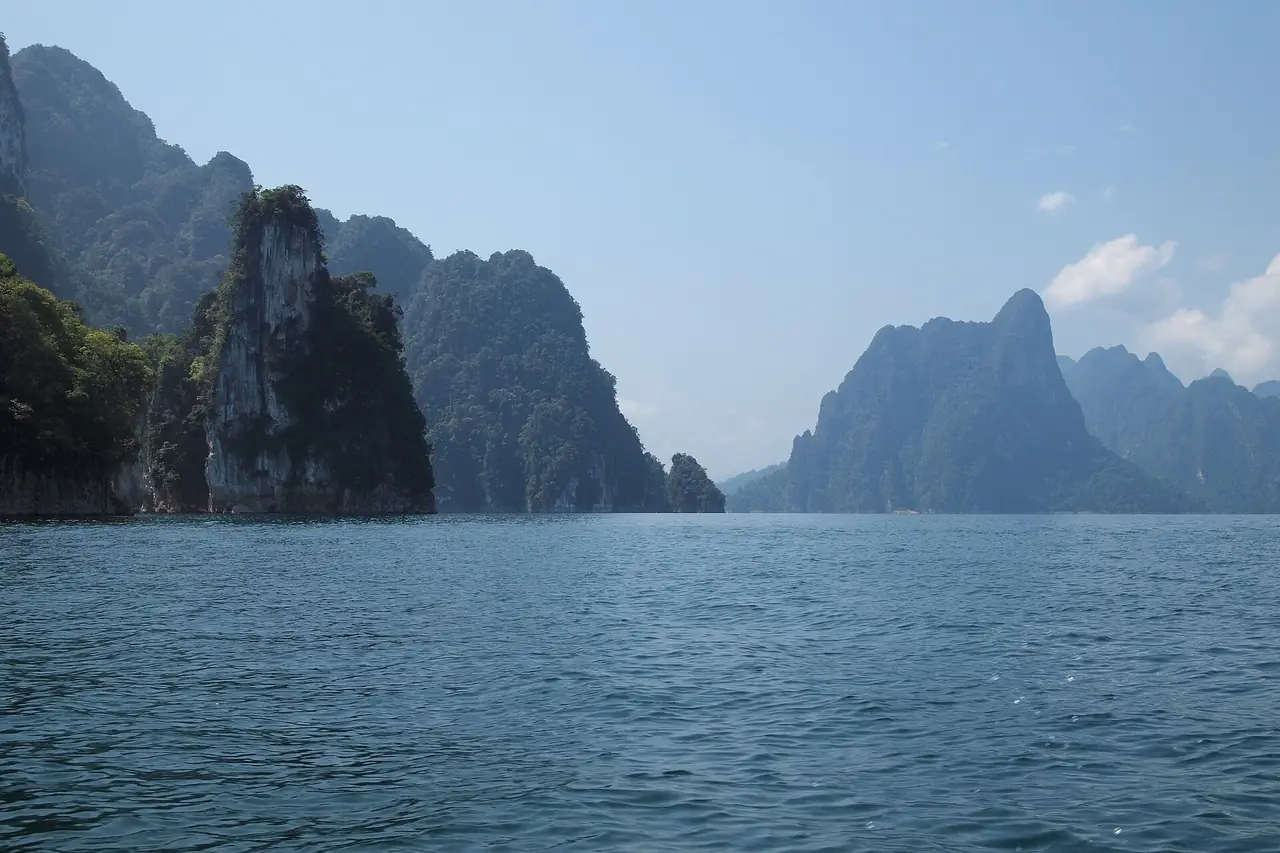 เขาหินปูนโผล่จากทะเลสาบเชี่ยวหลาน อุทยานแห่งชาติเขาสก จังหวัดสุราษฎร์ธานี