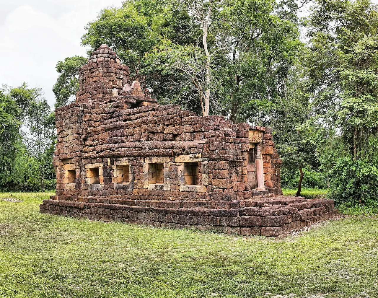 ปราสาทหินศิลาแลงหนึ่งหลังในกลุ่มปราสาทตาเมือนที่ล้อมด้วยป่า