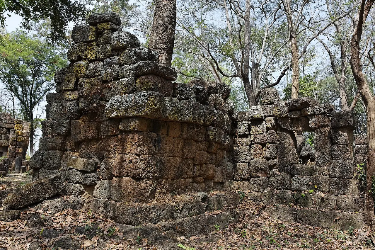 ปราสาทจอมพระ ภาพของ Ddalbiez จาก Wikimedia Commons ใบอนุญาต CC BY-SA 3.0 ชื่อไฟล์ว่า Prasat Hin Chom Phra, Thailand