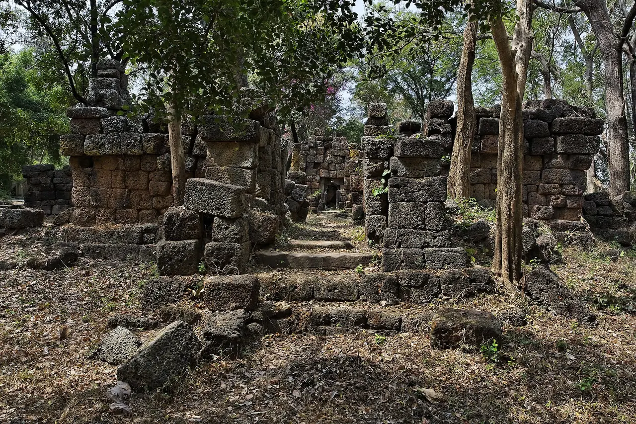 ปราสาทจอมพระอีกภาพ ภาพของ Ddalbiez จาก Wikimedia Commons ใบอนุญาต CC BY-SA 3.0 ภาพประกอบ ไม่ระบุปีที่ถ่าย