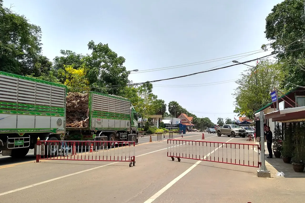 จุดผ่านแดนถาวรช่องจอม ภาพของ Adirach Toumlamoon จาก Wikimedia Commons ใบอนุญาต CC BY-SA 4.0 คำบรรยายบน Commons เป็นภาษาไทยว่าจุดผ่านแดนถาวรช่องจอม ภาพเก่า ไม่ได้แสดงสถานะปัจจุบัน