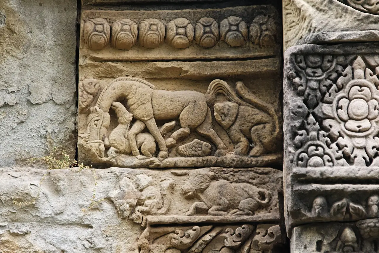 ปราสาทบ้านพลวง ภาพของ Ddalbiez จาก Wikimedia Commons ใบอนุญาต CC BY-SA 3.0 คำบรรยายบน Commons ว่า Prasat Ban Phluang, Thailand