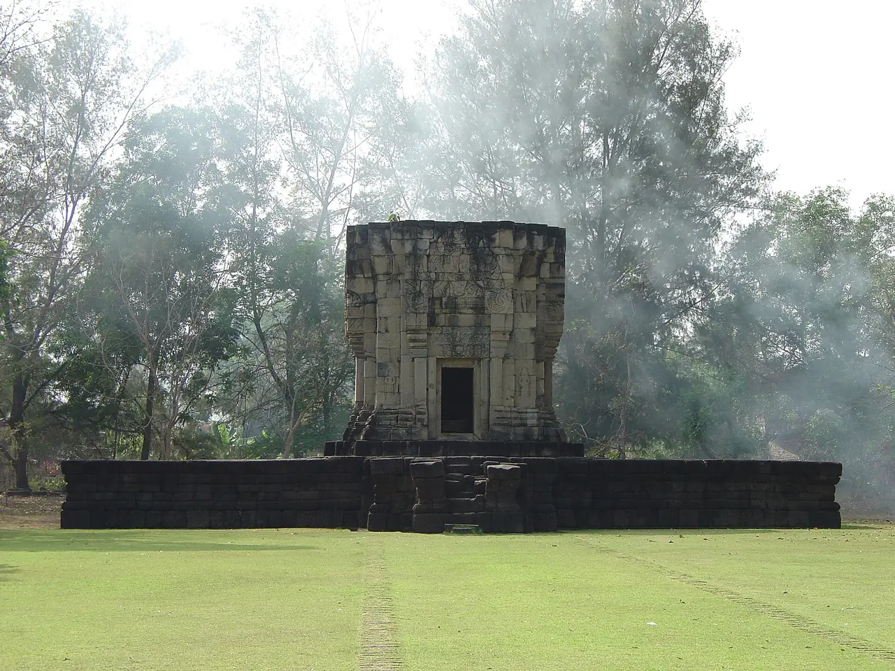 ปราสาทบ้านพลวง ภาพของ Michael Gunther จาก Wikimedia Commons ใบอนุญาต CC BY-SA 4.0 คำบรรยายบน Commons ว่าสมัยพระเจ้าอุทัยทิตยวรมันที่ 2 ปี ค.ศ. 1050-1066