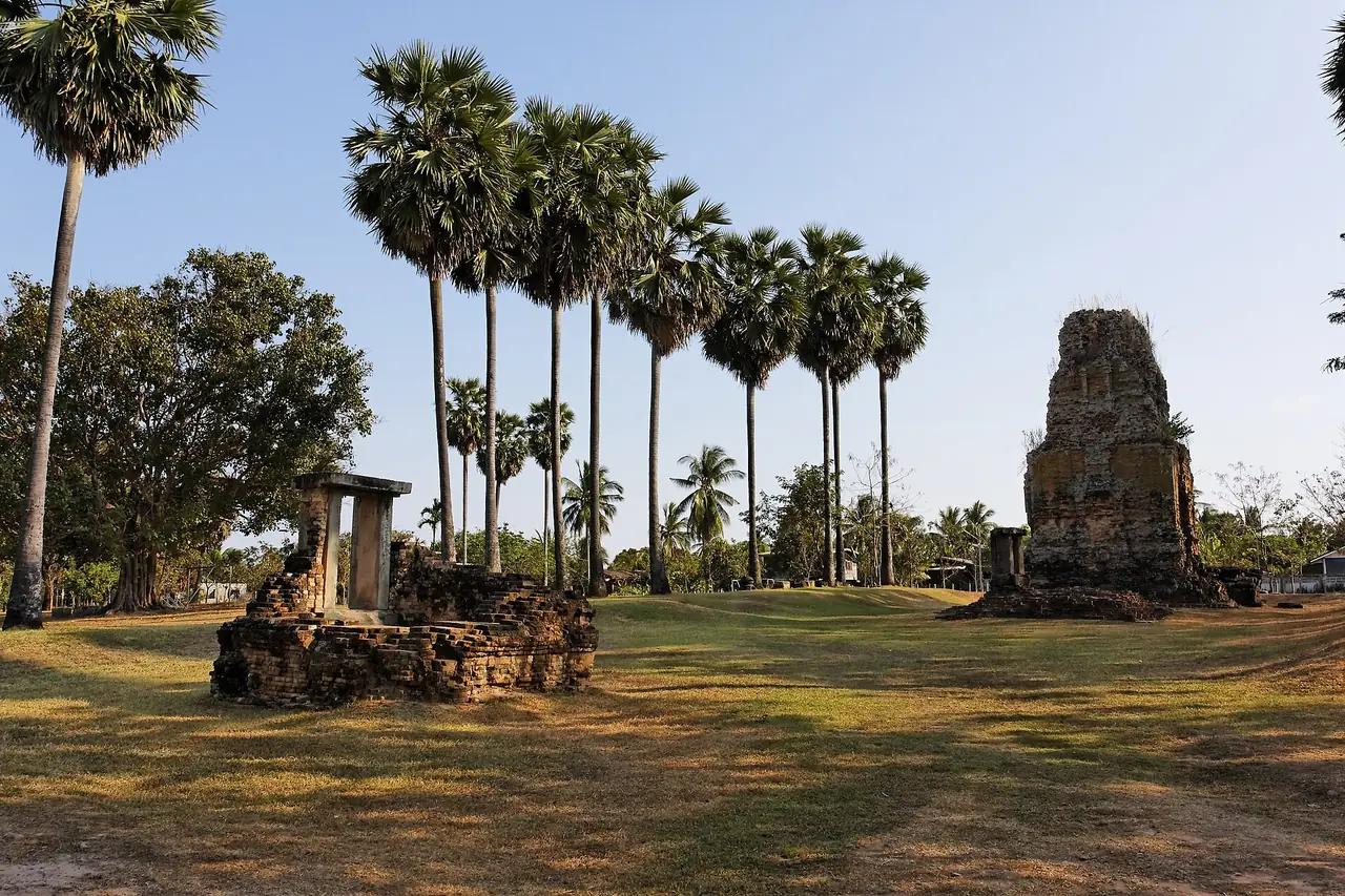 ปราสาทภูมิโปน ภาพของ Ddalbiez จาก Wikimedia Commons ใบอนุญาต CC BY-SA 3.0 ชื่อไฟล์ว่า Prasat Phum Pon, Thailand