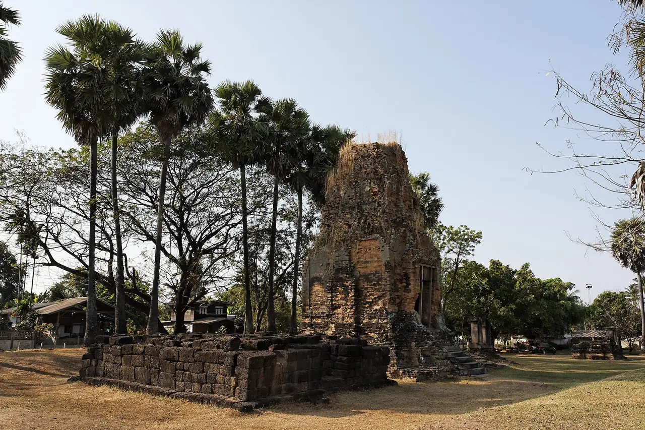 ปราสาทภูมิโปนอีกภาพ ภาพของ Ddalbiez จาก Wikimedia Commons ใบอนุญาต CC BY-SA 3.0 Commons ไม่ได้ระบุปีที่ถ่าย ภาพประกอบเท่านั้น