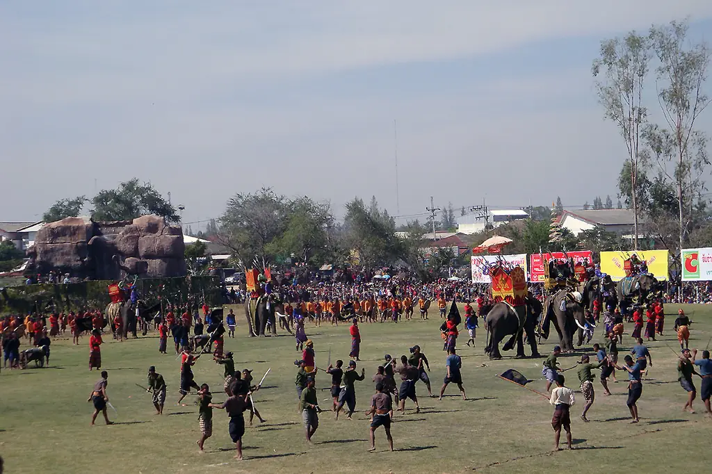 การแสดงในงานช้างสุรินทร์ ปี 2552 ภาพของ Per Meistrup จาก Wikimedia Commons ใบอนุญาต CC BY-SA 3.0 Commons ระบุเพียงว่าเป็น Surin Elephant Round-up Show 2009 ไม่ใช่ภาพของงานปี 2569