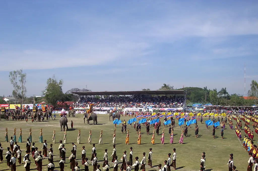 ภาพการแสดงในงานช้างสุรินทร์ ปี 2552 ภาพของ Per Meistrup จาก Wikimedia Commons ใบอนุญาต CC BY-SA 3.0 ชื่อไฟล์ระบุเพียงว่าเป็นงานปี 2552 ภาพประกอบเท่านั้น