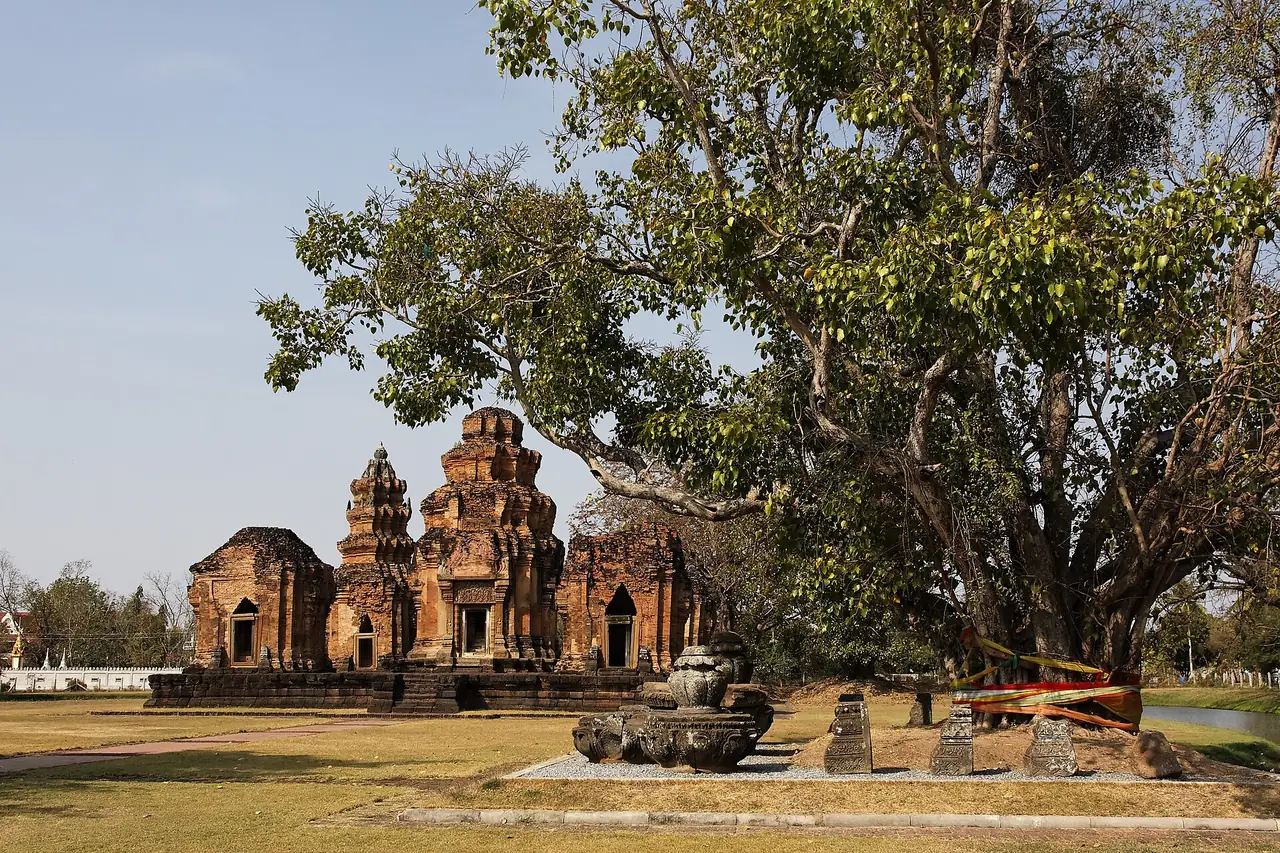 ปราสาทศีขรภูมิ ภาพของ Ddalbiez จาก Wikimedia Commons ใบอนุญาต CC BY-SA 3.0 คำบรรยายบน Commons ว่า Prasat Sikhoraphum, Thailand