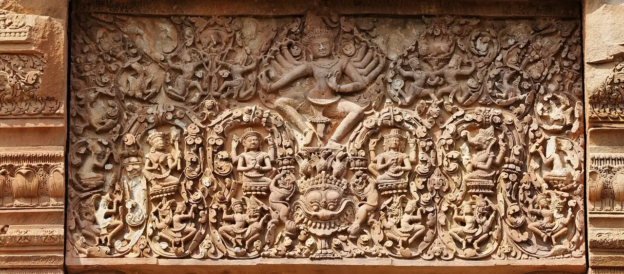 ภาพพาโนรามาของทับหลังที่ปราสาทศีขรภูมิ ภาพของ Ddalbiez จาก Wikimedia Commons ใบอนุญาต CC BY-SA 3.0 Commons ระบุว่าเป็น Lintel on Prasat Sikhoraphum
