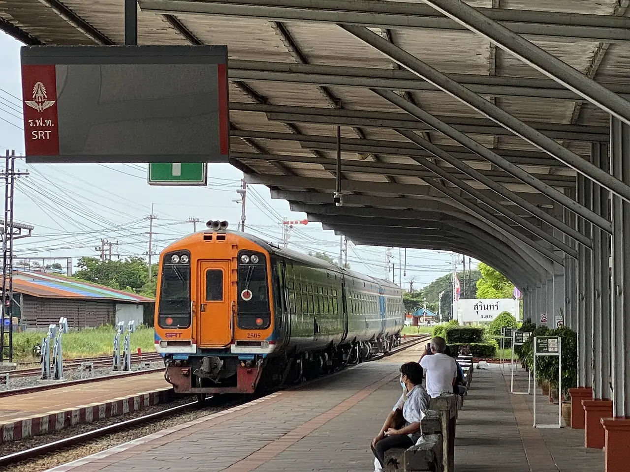 รถด่วนพิเศษขบวนที่ 21 ที่สถานีสุรินทร์ ภาพของ Reversemos.sapanaht จาก Wikimedia Commons ใบอนุญาต CC BY-SA 4.0 ชื่อไฟล์ระบุว่าเป็น Special Express no.21 (Sprinter) ไม่บอกปีที่ถ่ายในชื่อไฟล์