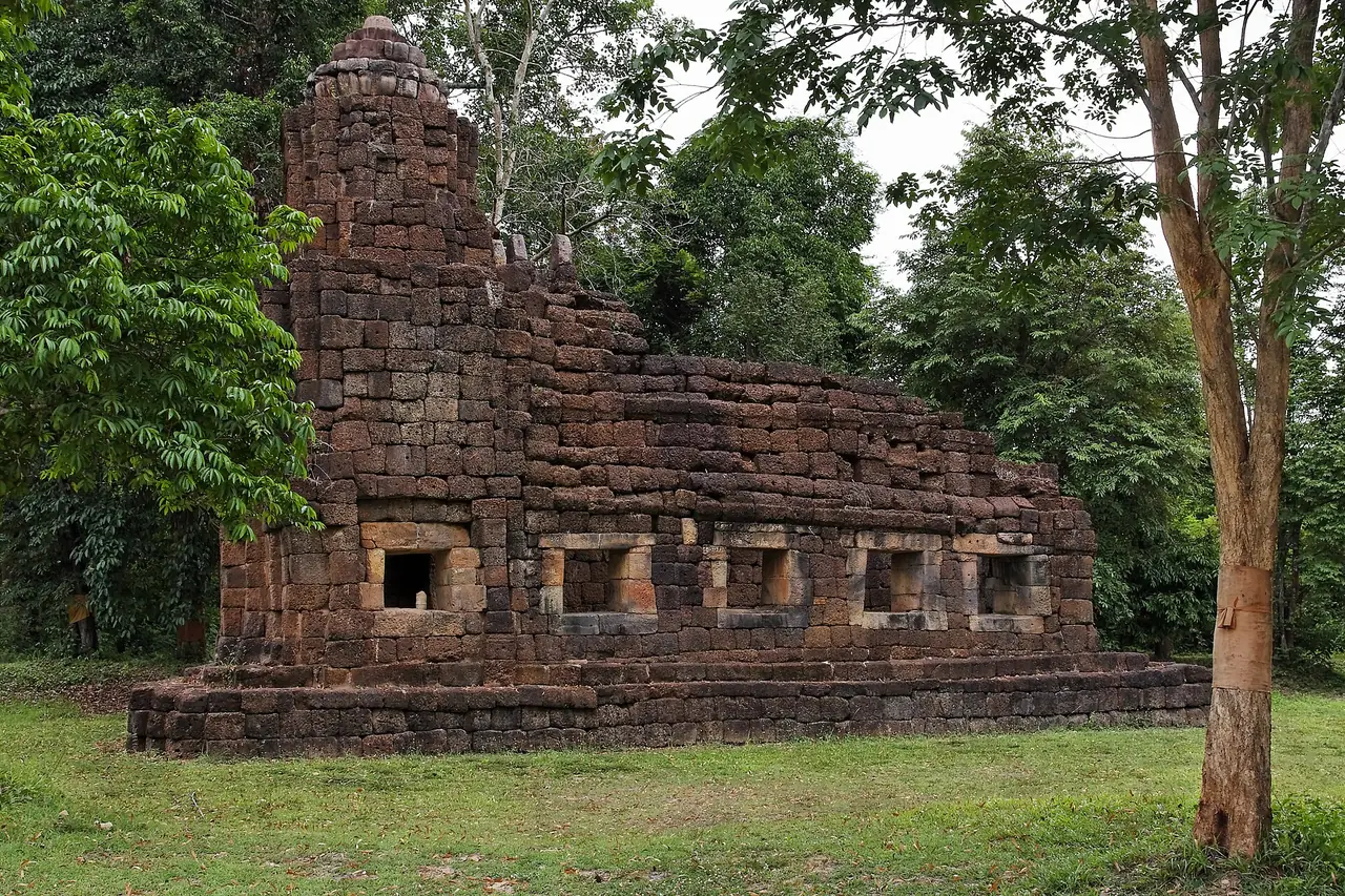 ปราสาทตาเมือน (หลังเล็ก) ภาพของ Ddalbiez จาก Wikimedia Commons ใบอนุญาต CC BY-SA 3.0 ชื่อไฟล์ว่า Prasat Ta Muen, Thailand ภาพเก่า ภาพประกอบเท่านั้น