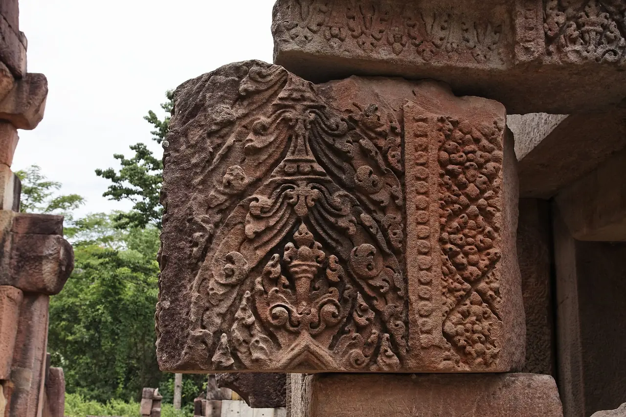 ปราสาทตาเมือนธมอีกภาพ ภาพของ Ddalbiez จาก Wikimedia Commons ใบอนุญาต CC BY-SA 3.0 ชื่อไฟล์ระบุว่า Prasat Ta Muen Thom, Thailand ไม่บอกปีที่ถ่าย ภาพประกอบเท่านั้น
