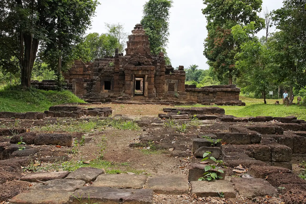 ปราสาทในกลุ่มตาเมือนที่ชื่อไฟล์ระบุว่า Prasat Ta Muen Toch ภาพของ Ddalbiez จาก Wikimedia Commons ใบอนุญาต CC BY-SA 3.0 Commons ระบุว่าอยู่ในประเทศไทย ภาพเก่าก่อนปี 2568 ภาพประกอบเท่านั้น