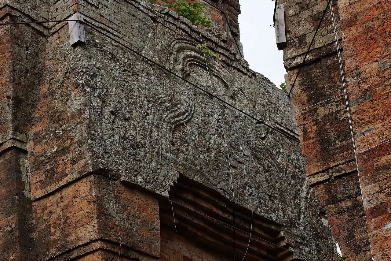 ปราสาทยายเหงา ภาพของ Ddalbiez จาก Wikimedia Commons ใบอนุญาต CC BY-SA 3.0 ชื่อไฟล์ว่า Prasat Yai Ngao, Thailand