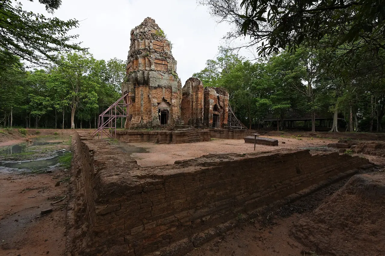 ปราสาทยายเหงาอีกภาพ ภาพของ Ddalbiez จาก Wikimedia Commons ใบอนุญาต CC BY-SA 3.0 ภาพประกอบ ไม่ระบุปีที่ถ่าย