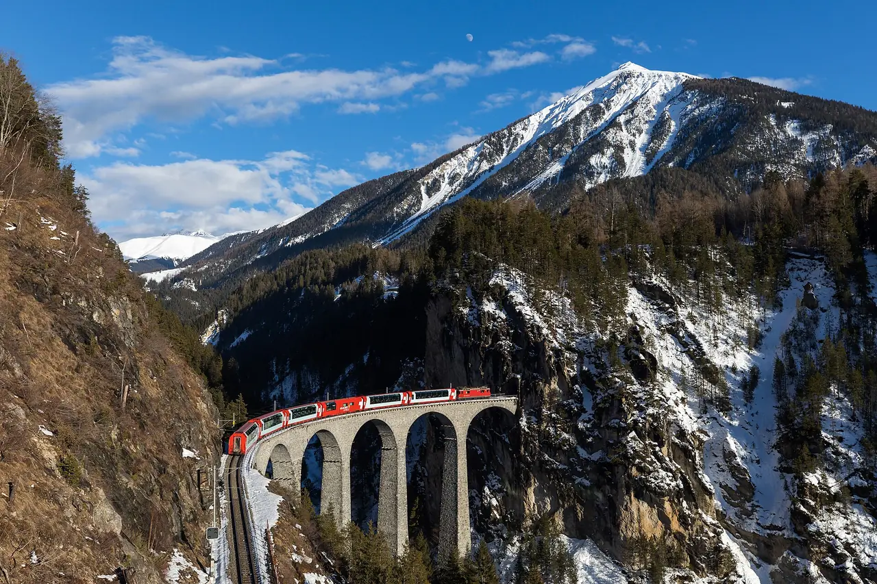 รถไฟ Glacier Express ของ Rhaetian Railway บนสะพาน Landwasser ภาพถ่ายจาก Wikimedia Commons