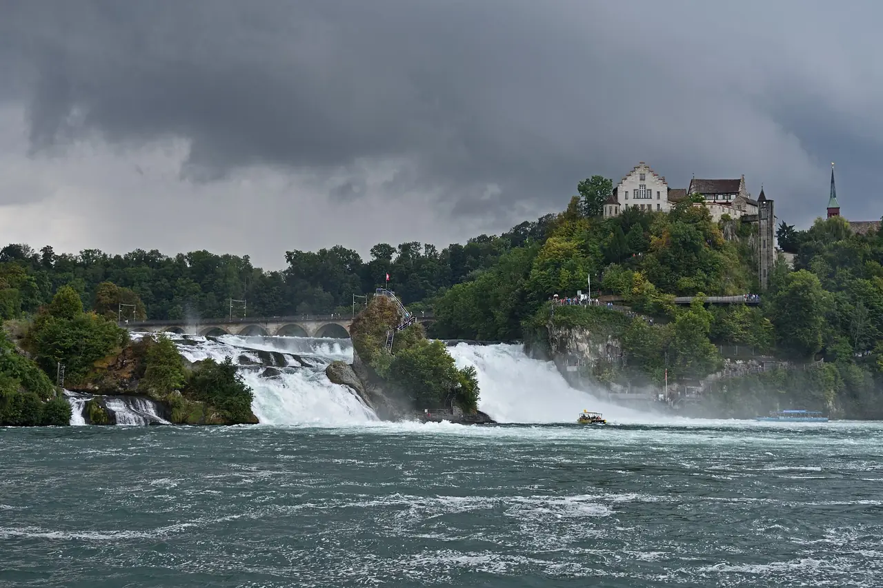 น้ำตกไรน์ (Rhine Falls) ที่นอยเฮาเซิน แคว้นชัฟฮาวเซิน ภาพถ่ายจาก Wikimedia Commons