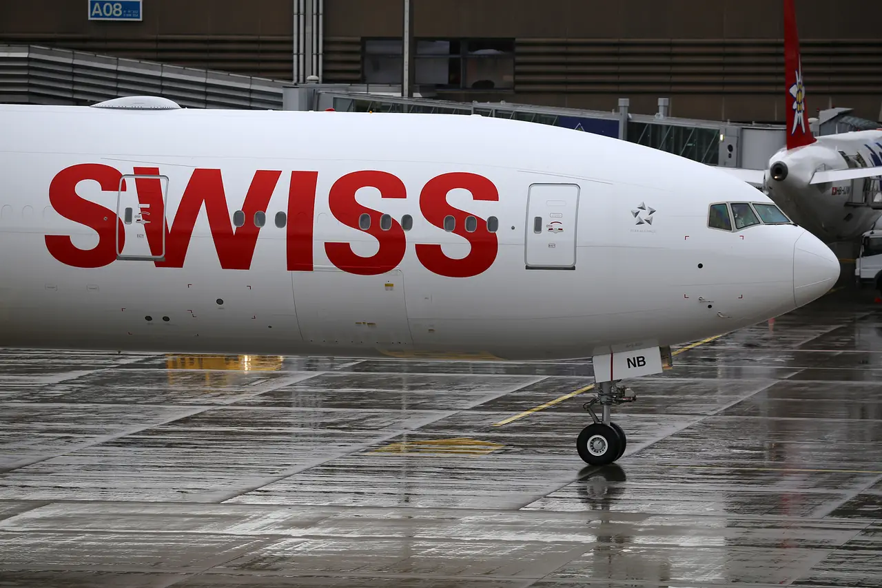 เครื่องบิน Boeing 777 ของ SWISS ที่สนามบินซูริก ภาพจาก Wikimedia Commons