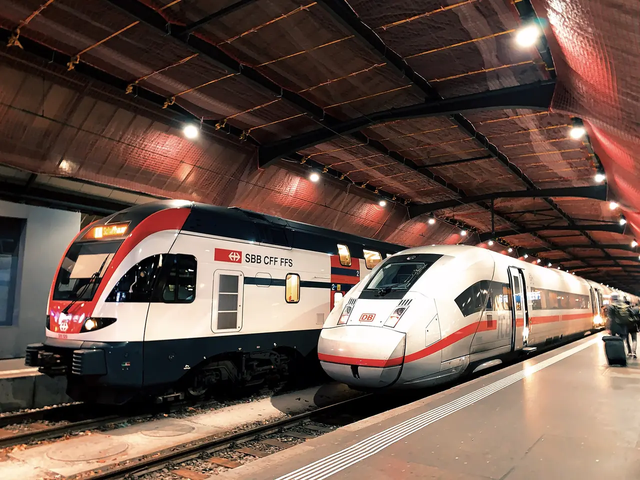 รถไฟ SBB ที่ชานชาลาสถานีกลางซูริก (Hauptbahnhof) ภาพจาก Wikimedia Commons