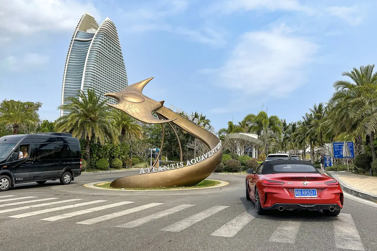 Entrance area of Atlantis Sanya. Photo from Wikimedia Commons