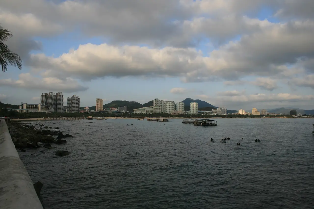 Dadonghai bay and the buildings along it. Photo from Wikimedia Commons, CC0
