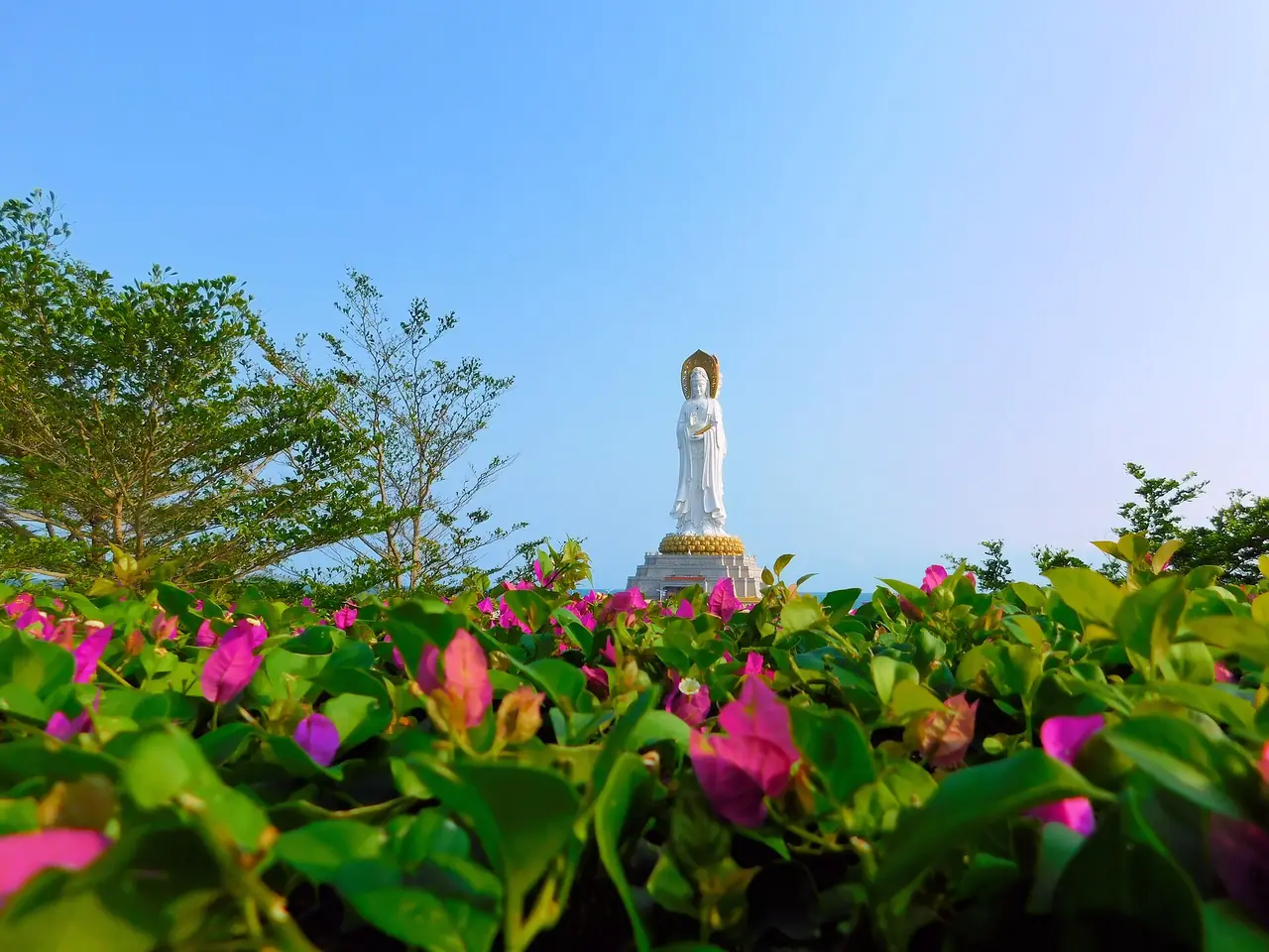 The Guanyin statue of the sea at Nanshan, seen from the flower garden. Photo from Wikimedia Commons