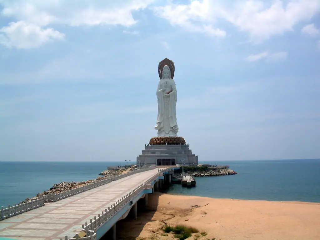 รูปกวนอิมทะเลและสะพานเดินไปยังแพลตฟอร์ม ภาพจากคอมมอนส์