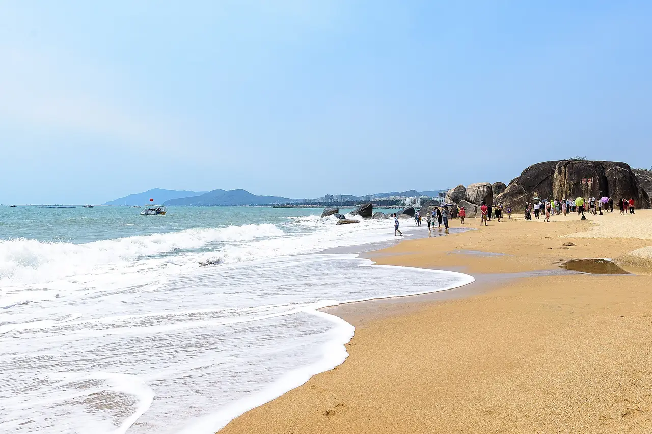 Tianya Haijiao beach and its big boulders. Photo from Wikimedia Commons