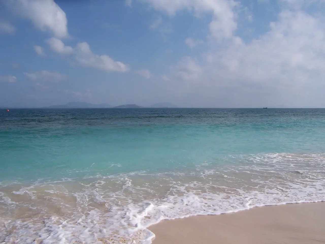 ชายหาดและน้ำทะเลสีฟ้าอ่อนที่อู๋จือโจว ภาพจากคอมมอนส์