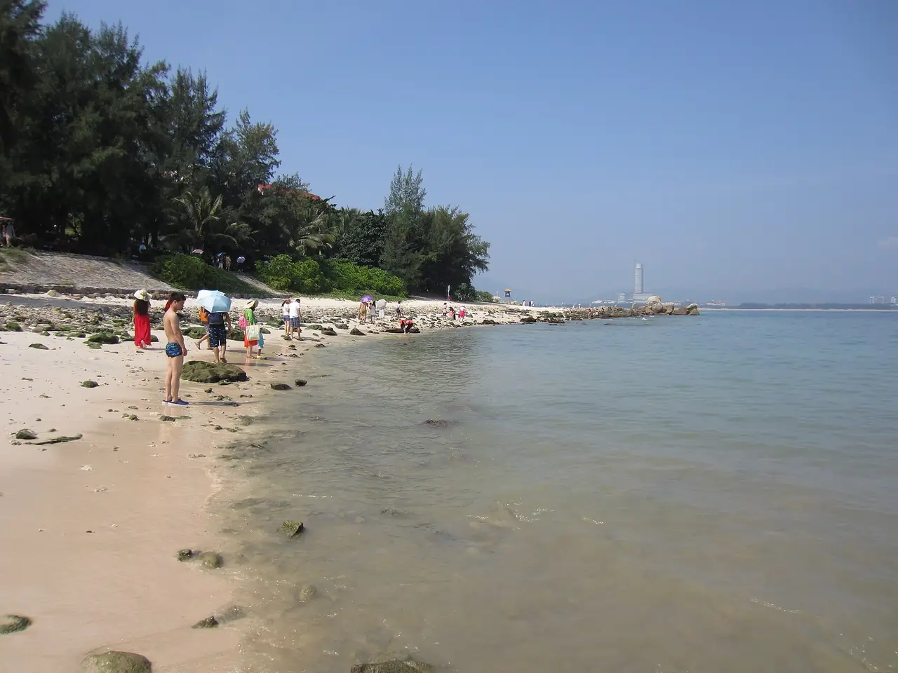 ชายหาดและทางเดินริมน้ำบนเกาะ ภาพจากคอมมอนส์